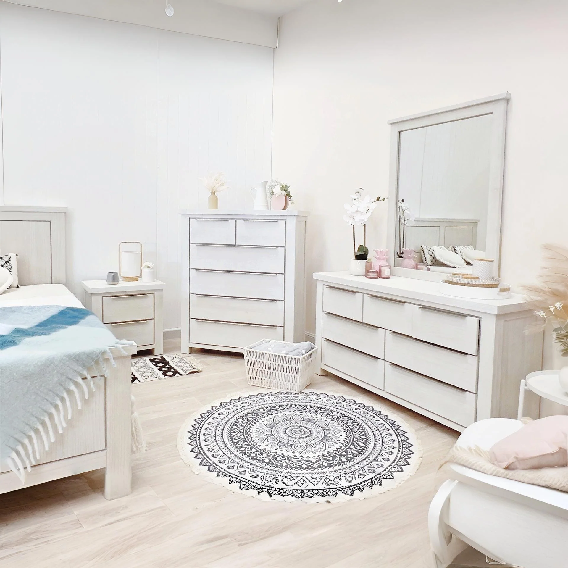 Lincoln Solid Wood 7 Drawer Dresser - White - Image 2